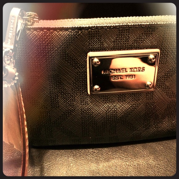❤️Sold in Bundle❤️Metallic Michael Kors Wristlet