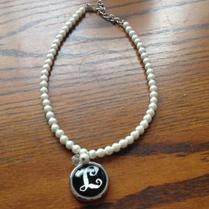 Pearl necklace with letter L pendant