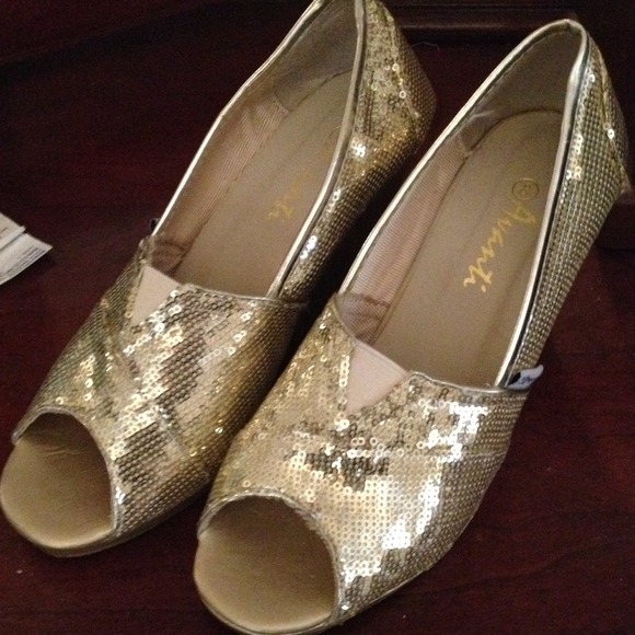 Gold sequenced wedged shoes - Picture 1 of 1