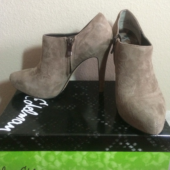 Sold ❤️Sam Edelman grey suede booties
