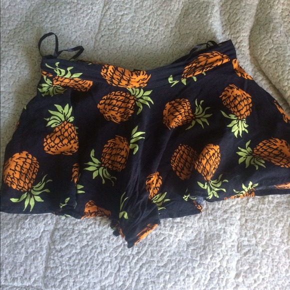 ✨50 PP✨LF Pineapple Shorts - Picture 2 of 3
