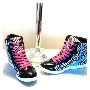 Wedge sneakers, never worn