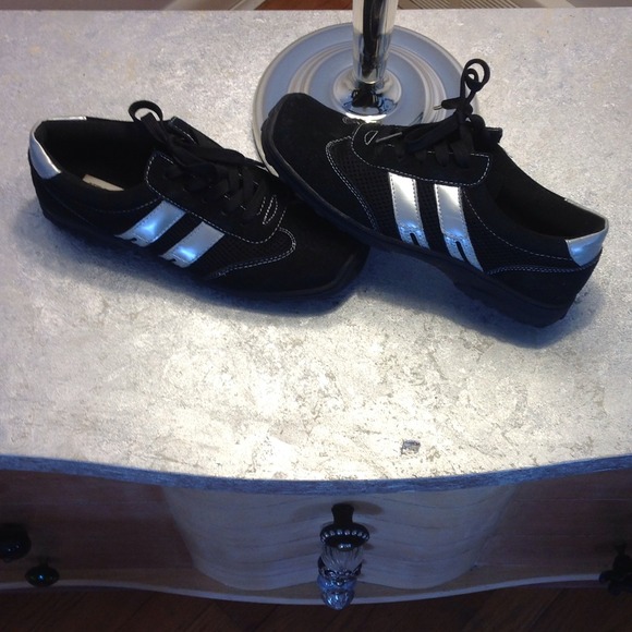 Chrome and black Steve Madden shoes - Picture 4 of 4