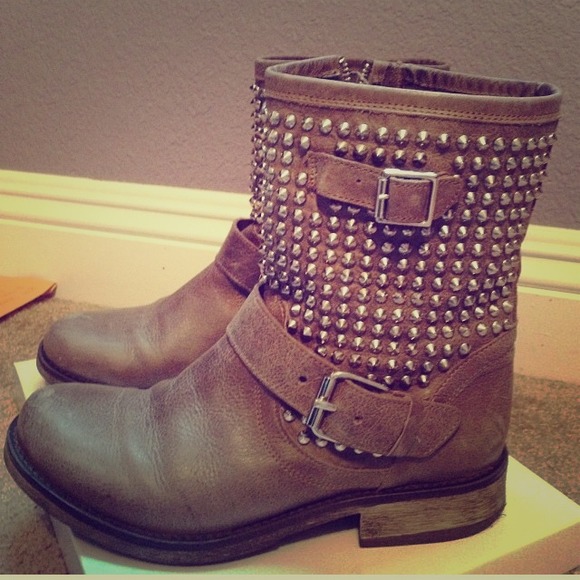 Steve Madden Monicaa boots. BRAND NEW. Size 9