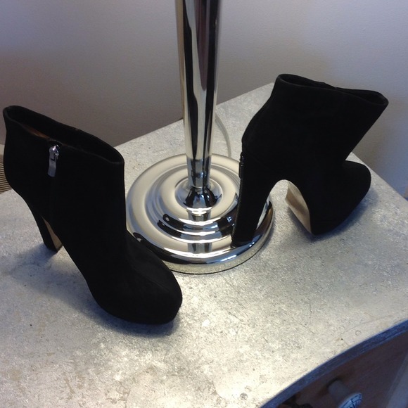 Black swede 5in heel with 1in platform. - Picture 3 of 4