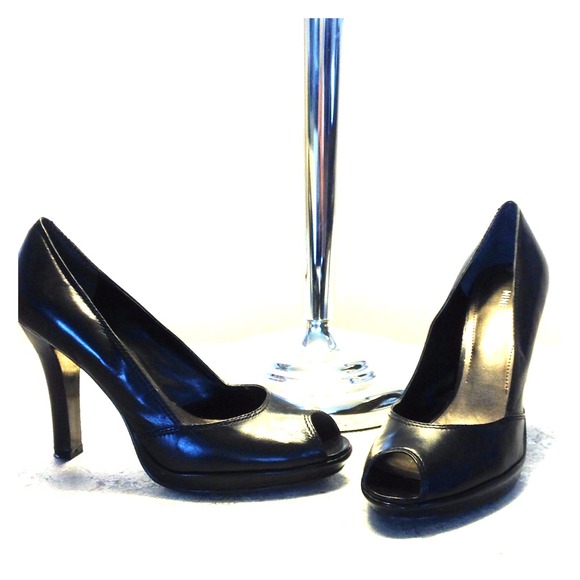 Black leather, keyhole pumps. - Picture 1 of 4