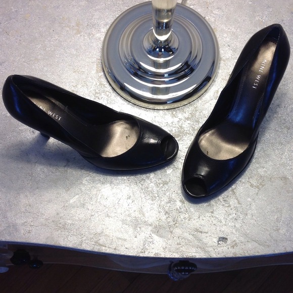 Black leather, keyhole pumps. - Picture 2 of 4
