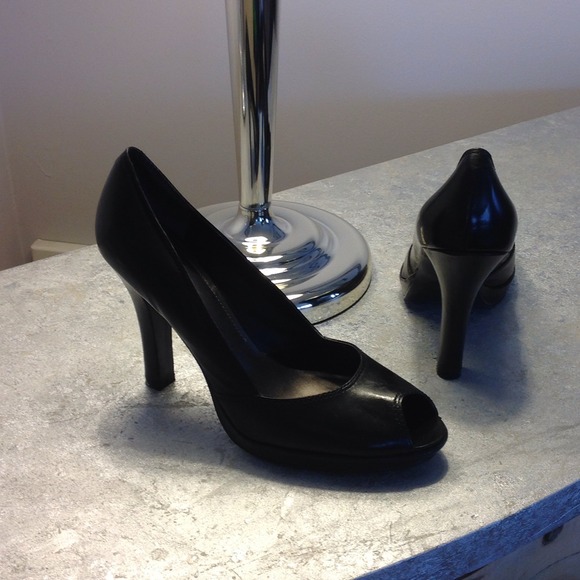 Black leather, keyhole pumps. - Picture 3 of 4