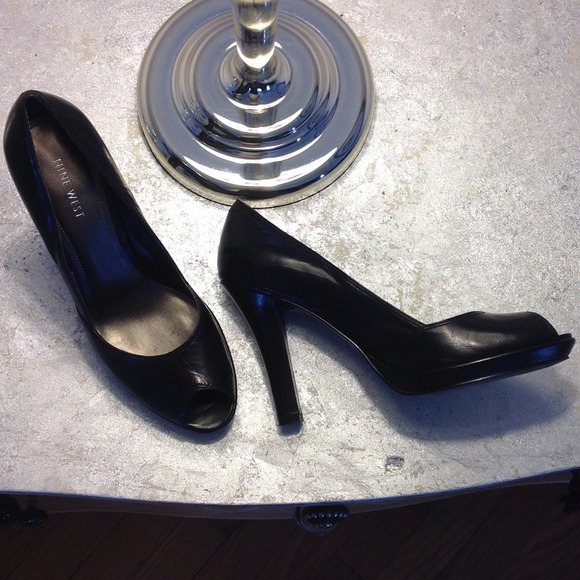 Black leather, keyhole pumps. - Picture 4 of 4