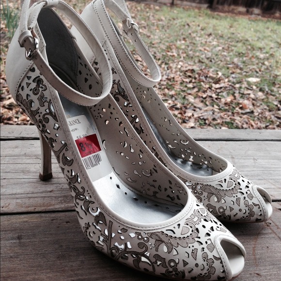 bcbg ankle step heels white sz 8.5