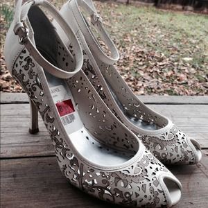 bcbg ankle step heels white sz 8.5