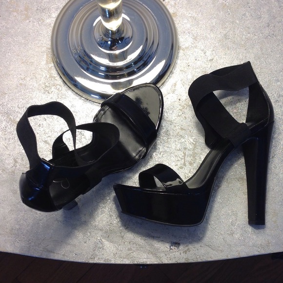Black patent leather heels with elastic straps - Picture 2 of 4