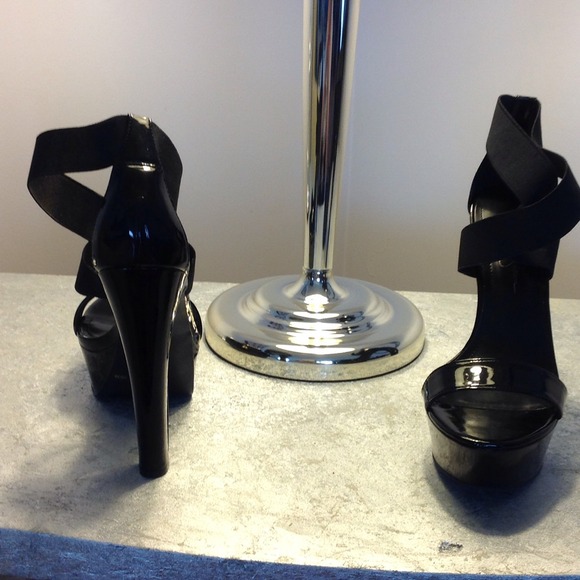 Black patent leather heels with elastic straps - Picture 3 of 4