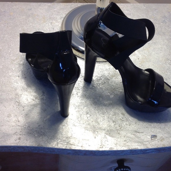 Black patent leather heels with elastic straps - Picture 4 of 4