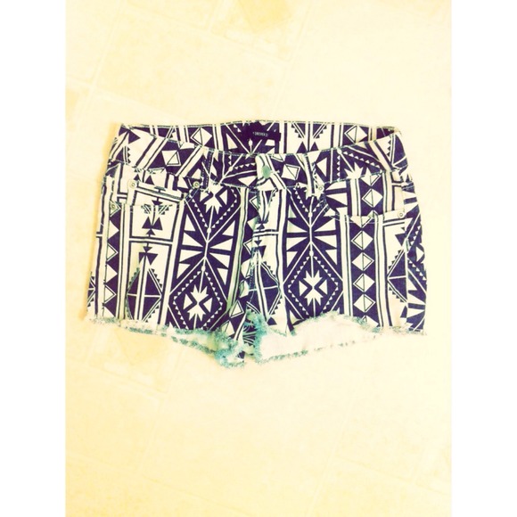 ❌SOLD❌Tribal print denim shorts