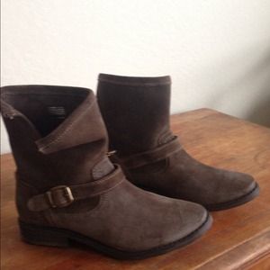 Ankle boots by Zigi Girl. Medium brown suede.