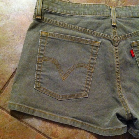 Green gray stretch Levi stretch shorts - Picture 2 of 4