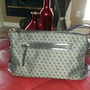 Authentic Dooney & Bourke like new medium purse