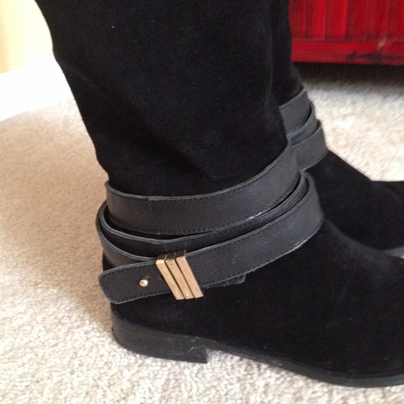 VS Collection Belted Boot - Picture 2 of 3