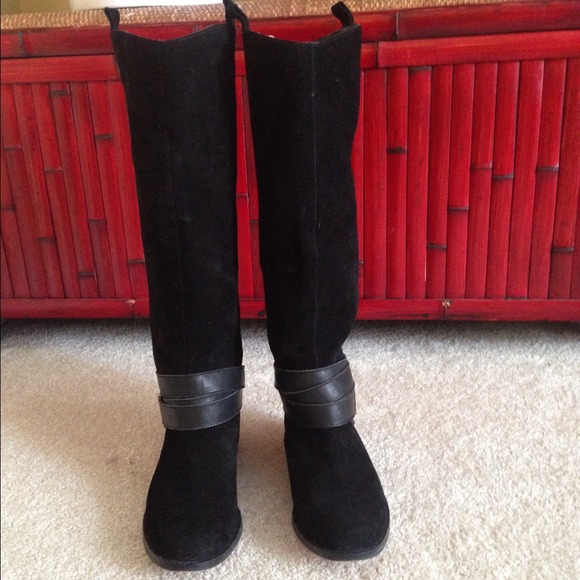 VS Collection Belted Boot - Picture 3 of 3