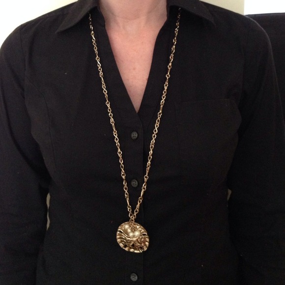 Gold sand dollar 16" necklace💝