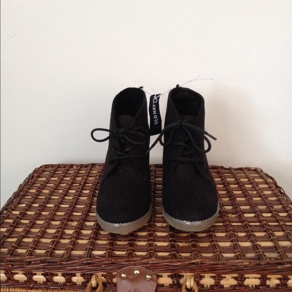NWT Black Lace-up Chukka Boots