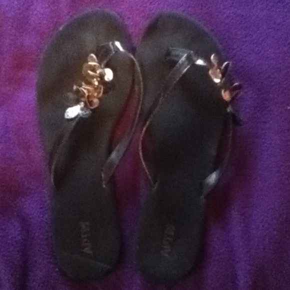 APT9. Black flip flops