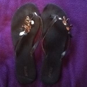 APT9. Black flip flops