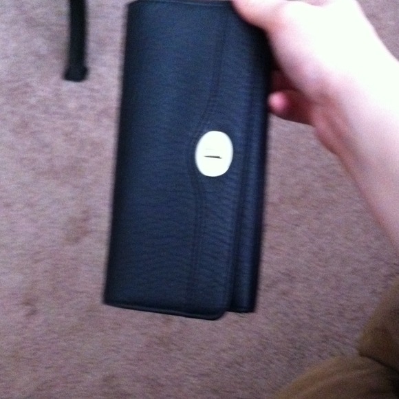 A black wallet a couponer