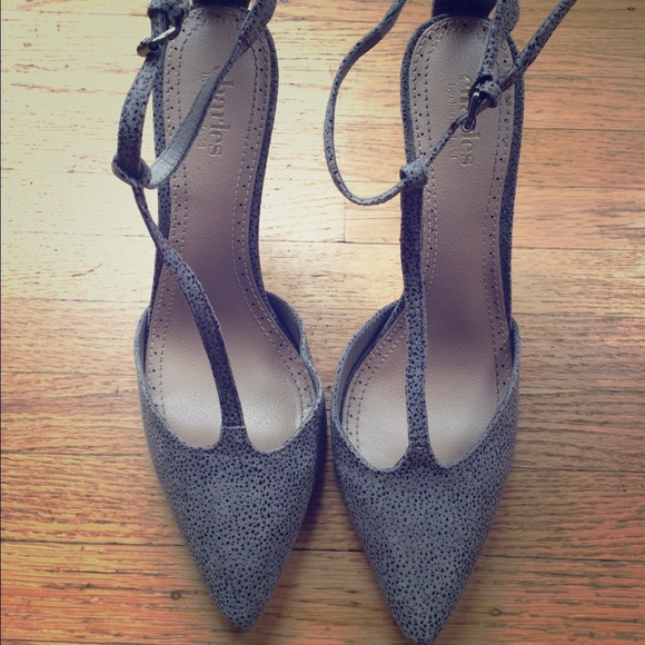 🆑 Grey leather t-strap heels