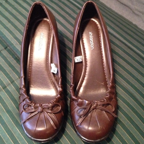 Cute Brown size 8 wedges with bow tie
