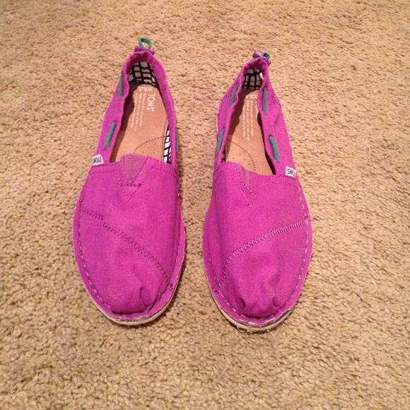 Never worn!! Purple toms.