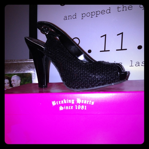SOLD‼️ Candie's hairspray black pump