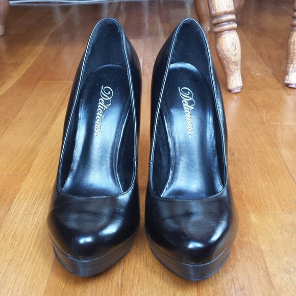 Delicious black pumps