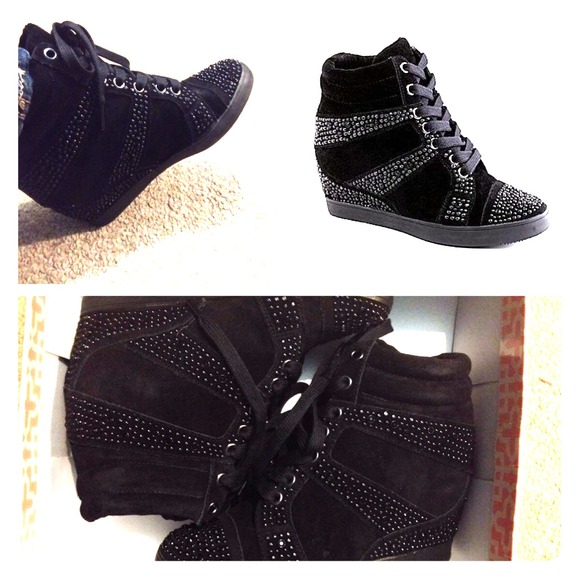 🎉$17 TODAY ONLY!🎉BLACK STUDDED WEDGE SNEAKERS😍