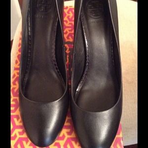 Authentic Tory Burch leather pumps.