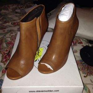 Brand new Steve Madden peep toe booties!