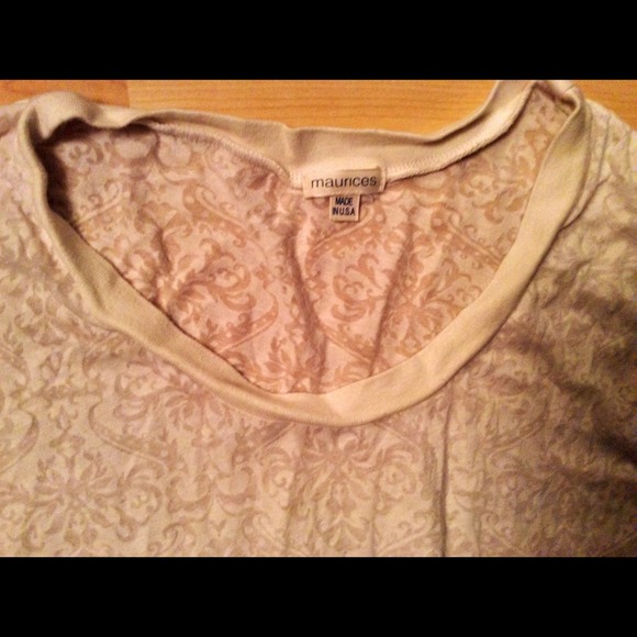 Pretty lightweight white Tee - Picture 2 of 4