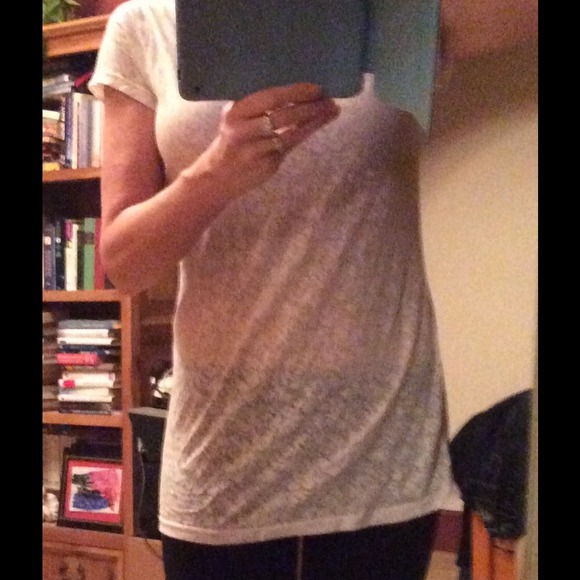 Pretty lightweight white Tee - Picture 3 of 4