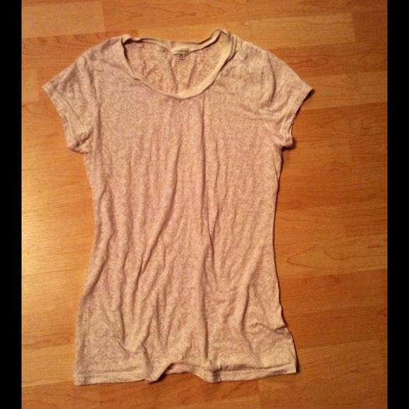 Pretty lightweight white Tee - Picture 4 of 4