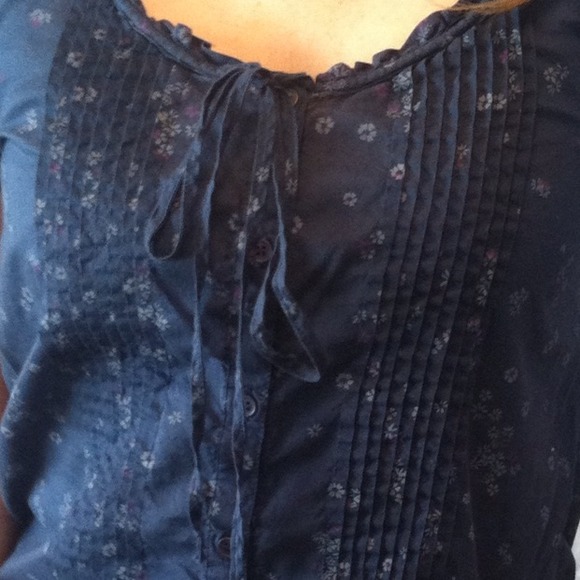 Blue Top with Flower Design - Picture 3 of 3