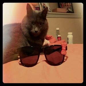 Hello kitty sunglasses ??
