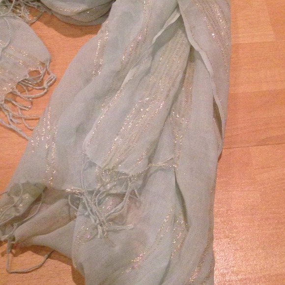 Beautiful light mint and gold flecked scarf - Picture 2 of 4