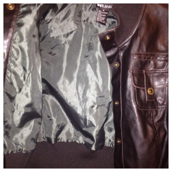 🎀Gently used black Wet Seal crop jacket! 🎀 - Picture 3 of 4