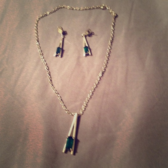 SOLD❗️ Vintage Emerald earing and necklace set! :)