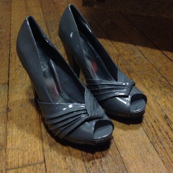 ✨Sold✨ Gray Dressy Heels - Picture 2 of 3