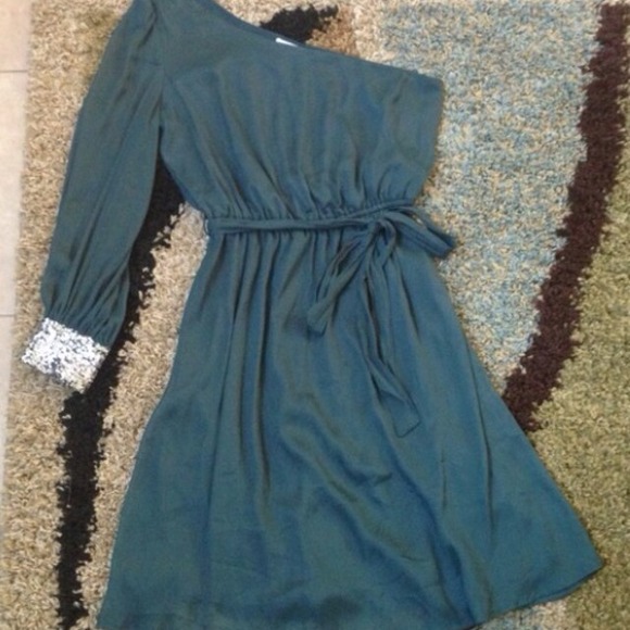 Gorgeous green formal dress! - Picture 2 of 3