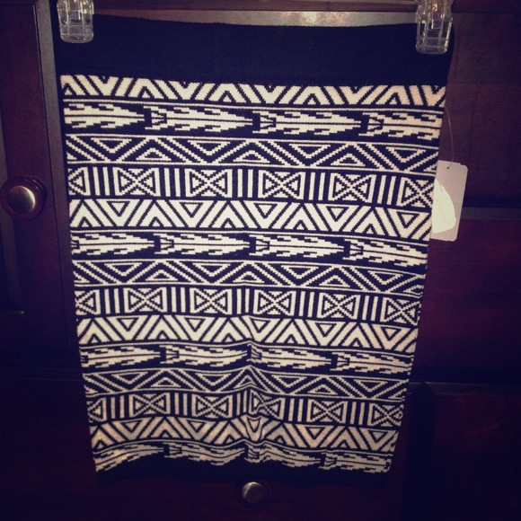Tribal print Ivory Black skirt  size small