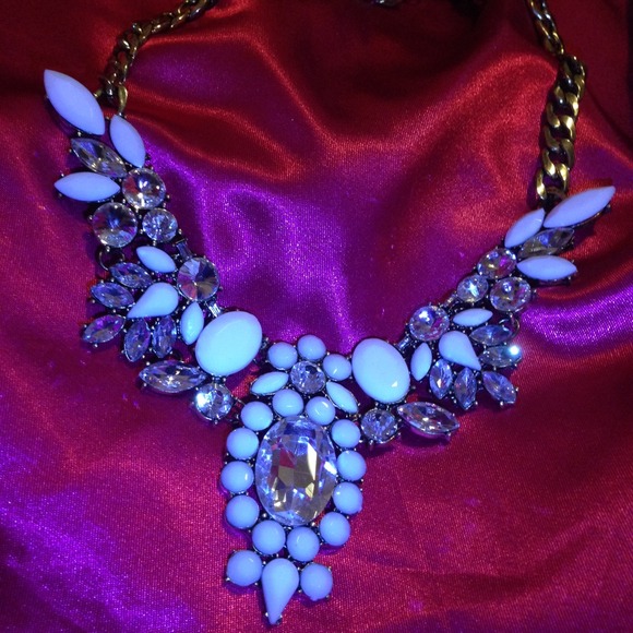 🚫SOLD🚫White Crystal jcrew design Necklace - Picture 2 of 2