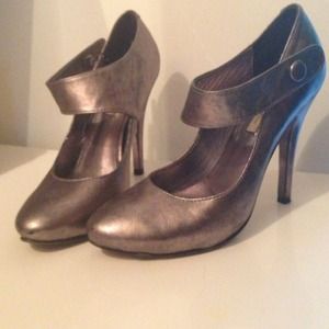 Size 6 metallic Aldo Pumps